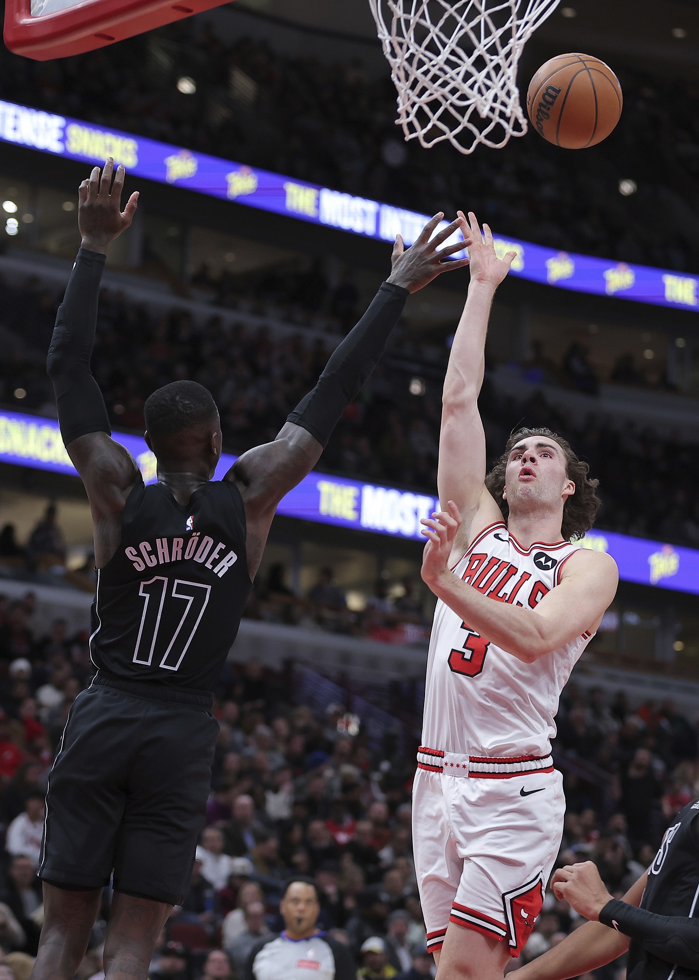 包含赛后芝加哥公牛调整名单以备欧超杯，外线爆发环节打磨，媒体盛赞，数据趋势出现新变化的词条